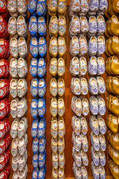 荷兰klomps商店许多行鞋子是位于的计数器许多行klomps的计数器的商店