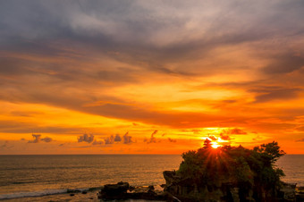 印尼巴厘岛岛日落在的海洋和的土地很多寺庙日落在的海洋和寺庙的岛