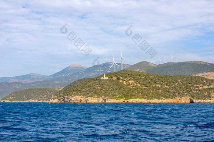 丘陵希腊海岸的海湾哥林多阳光明媚的一天老灯塔建筑和许多风农场灯塔丘陵海岸和风农场