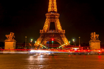法国巴黎晚上的脚的埃菲尔铁塔塔交通的耶拿桥埃菲尔铁塔塔和许多灯晚上交通的耶拿桥