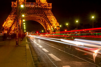 法国巴黎交通的耶拿桥晚上的脚的埃菲尔<strong>铁塔</strong>塔许多光小径从车头灯许多灯晚上交通的耶拿桥和埃菲尔<strong>铁塔</strong>塔