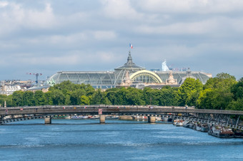 法国夏天一天巴黎的屋顶的大宫和住宅驳船是停泊的路堤的他的河大宫屋顶和住宅驳船的银行的他的