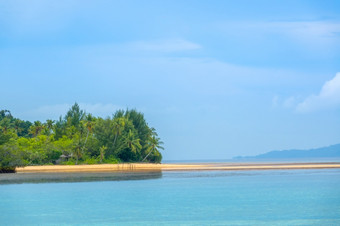 印尼岛的国王ampat群岛桑迪随地吐痰的海岸热带岛的孤独的小屋隐藏的后面的树不单人视线小屋的海岸热带岛与沙子随地吐痰
