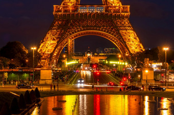 法国巴黎运输和游客附近的埃菲尔铁塔塔与晚上照明反射的禁用喷泉的特罗卡迪罗广场花园禁用特罗卡迪罗广场喷泉和的埃菲尔铁塔塔的晚些时候晚上