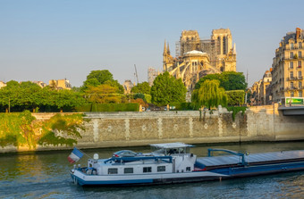 法国巴黎阳光明媚的夏天早....的他的路堤视图我们的爵士脚手架后火驳船的河他的河和的修复我们的爵士后的火