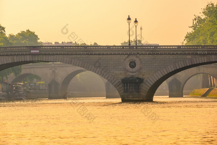 法国石头桥梁在的河他的之前日落金天空在的桥梁巴黎