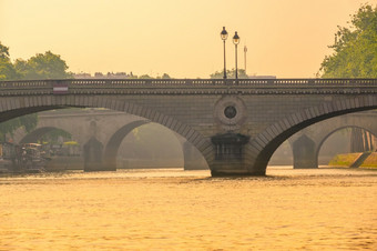 法国石头桥梁在的河他的之前日落金天空在的桥梁巴黎