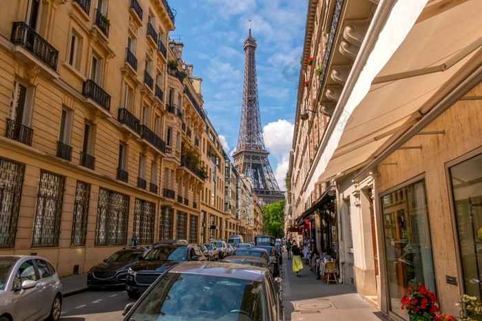 法国夏天巴黎阳光明媚的一天许多汽车的狭窄的街埃菲尔铁塔塔的背景狭窄的街巴黎和埃菲尔铁塔塔