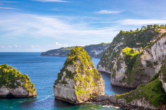 印尼的海洋海岸岩石岛几小<strong>屋前</strong>悬崖在的热带雨林海岸的海洋和小屋的岩石