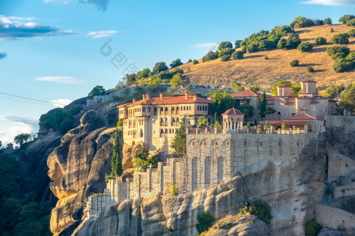 希腊阳光明媚的夏天一天迈泰奥拉大岩石修道院附近绿色山希腊岩石修道院的背景山