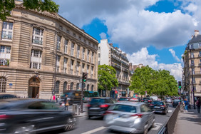 法国巴黎街的城市中心与交通阳光明媚的夏天一天巴黎阳光明媚的一天交通