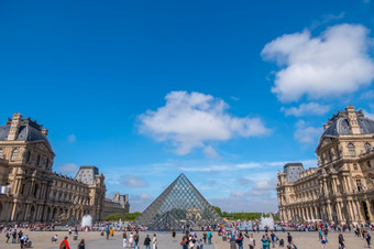 法国夏天阳光明媚的天气巴黎的著名的院子里的<strong>罗浮宫</strong>博物馆和的玻璃金字塔许多游客游客的金字塔的<strong>罗浮宫</strong>