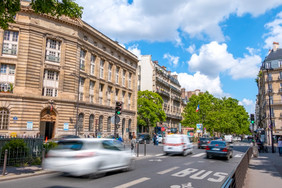 法国巴黎街的城市中心与忙交通阳光明媚的夏天一天街交通巴黎阳光明媚的夏天一天