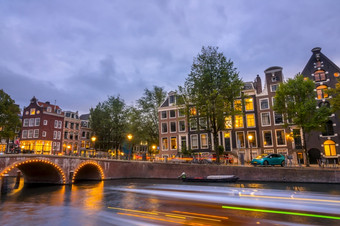 荷兰晚上的<strong>阿姆斯特丹</strong>运河老石头桥和典型的房子的路堤交通的水和街道晚上灯的<strong>阿姆斯特丹</strong>运河