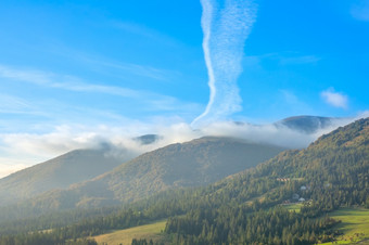 阳光明媚的夏天早....的乌克兰喀尔巴阡山轻微的雾和云在树木<strong>繁茂</strong>的山雾和云在的树木<strong>繁茂</strong>的山乌克兰