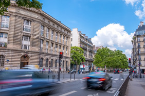 法国巴黎街的城市中心与交通夏天一天巴黎一天交通夏天