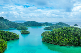 印尼许多小<strong>岛屿</strong>覆盖与木和绿松石水小<strong>热带岛屿</strong>与森林和多云的天空