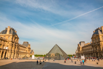 法国夏天阳光明媚的一天巴黎<strong>院子</strong>里的罗浮宫博物馆与喷泉和蓝色的天空玻璃金字塔和游客<strong>院子</strong>里的罗浮宫博物馆阳光明媚的夏天一天