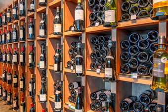 小酒商店巴黎许多白色和红色的葡萄酒的货架上法国酒商店货架上