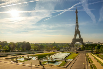 法国巴黎的埃菲尔<strong>铁塔</strong>塔和的喷泉的花园的特罗卡迪罗广场阳光明媚的早....埃菲尔<strong>铁塔</strong>塔和喷泉的花园的特罗卡迪罗广场