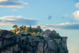 希腊迈泰奥拉阳光明媚的夏天晚上悬崖修道院晚上悬崖迈泰奥拉和希腊修道院