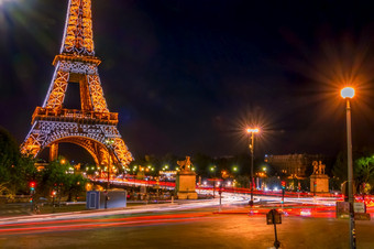 法国巴黎晚上交通和的发光的埃菲尔<strong>铁塔</strong>塔晚上交通和的发光的埃菲尔<strong>铁塔</strong>塔