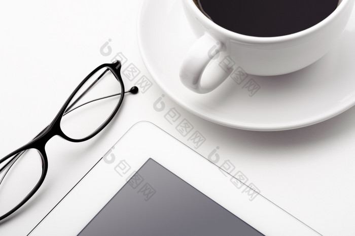 白色平板电脑咖啡杯而且眼镜白色表格仍然生活与白色平板电脑咖啡杯而且眼镜白色表格