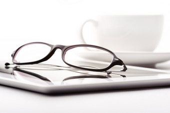 白色平板电脑咖啡杯而且眼镜白色表格仍然生活与白色平板电脑咖啡杯而且眼镜白色表格
