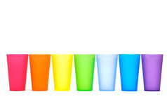 集团明亮的塑料杯集团明亮的塑料杯彩虹颜色白色背景
