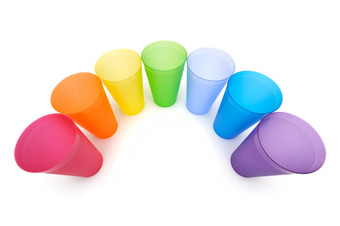 集团明亮的塑料杯集团明亮的塑料杯彩虹颜色白色背景