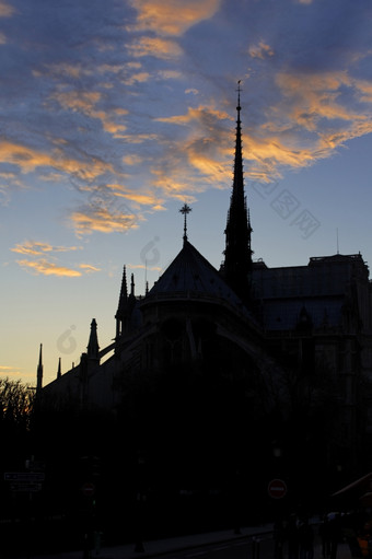 日落以上的我们的<strong>爵士</strong>巴黎大教堂黑色的轮廓黄昏天空