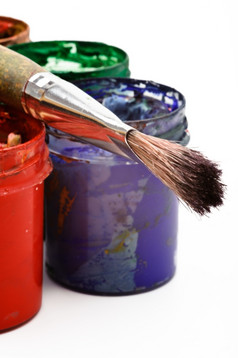 油漆而且刷粘稠液体打开罐与五彩缤纷的油漆而且刷白色背景