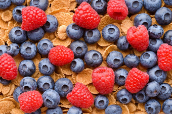 食物杂粮牛奶什锦早餐与蓝莓而且树莓特写镜头拍摄健康的食物背景