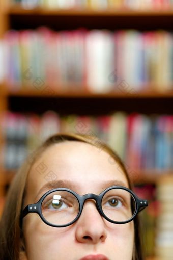 女孩和书人年轻的女孩学生穿眼镜选择书图书馆书店特写镜头肖像有意的部分作物
