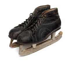 一对老冰溜冰鞋孤立的对象一对非常老冰溜冰鞋白色背景