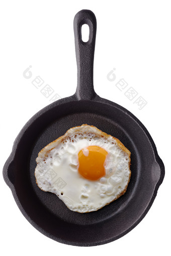 炸蛋煎锅食物单炸蛋黑色的铁铸煎锅孤立的白色背景