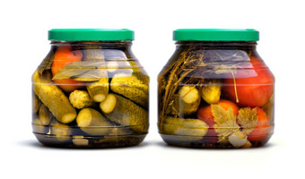 食物和喝自制的保存腌黄瓜和西红柿玻璃Jar孤立的白色背景腌黄瓜和西红柿玻璃Jar
