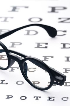 老式的轮黑色的眼镜说谎在的eye-checking图表愿景筛选