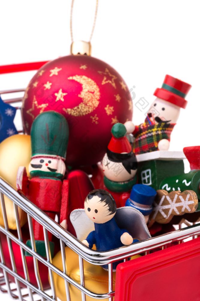 圣诞树装饰特写镜头拍摄购物车完整的圣诞节玩具和装饰物孤立的白色背景圣诞树装饰购物车