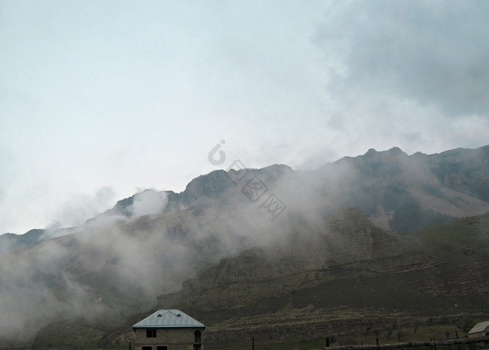 雾移动在的山图片