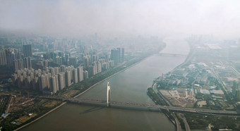 广州珍珠河视图和从窗户广州塔中国共和国