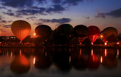 热空气baloons飞行的晚上天空附近的湖9月俄罗斯联合会皮亚季戈尔斯克中央公园