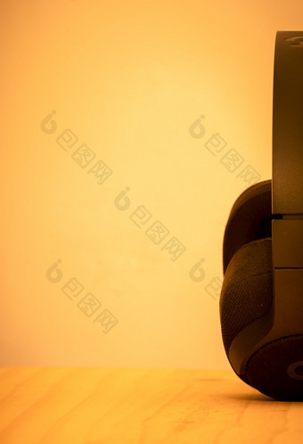 现代游戏耳机站高木电脑表格的概念金淡黄色的颜色语气照明创建完美的情绪为听音乐在线游戏