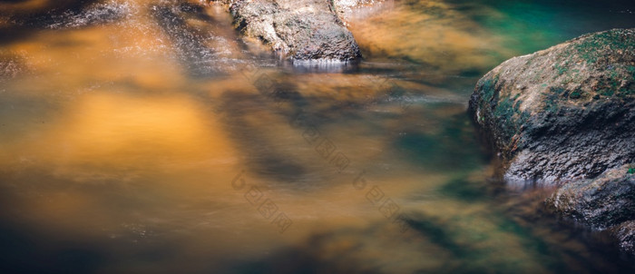 小水流和岩石bambarawana光通过通过的水和支安打的绿色长满青苔的底和发光长曝光水流动照片