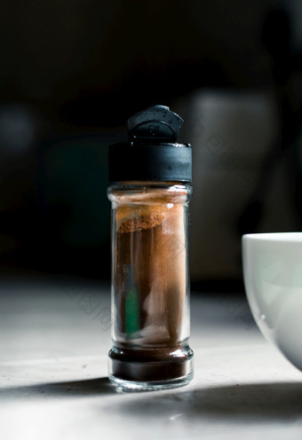 即时咖啡粉小玻璃瓶和白色碗搅拌成泡沫达尔戈纳咖啡准备时间首页厨房