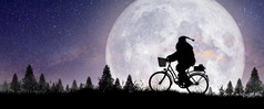 轮廓圣诞老人老人骑他的自行车携带礼物下的乳白色的道路背景和完整的月亮