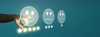 商人给评级与笑脸脸表情符号虚拟触摸屏幕客户满意度调查和客户服务评价概念