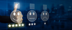 商人给评级与笑脸脸表情符号虚拟触摸屏幕客户满意度调查和客户服务评价概念