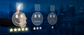 商人给<strong>评级</strong>与笑脸脸表情符号虚拟触摸屏幕客户满意度调查和客户服务评价概念