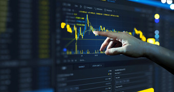 商人手分析金融股票市场图<strong>董事会</strong>交易数据指数投资增长图表cryptocurrency和外汇概念
